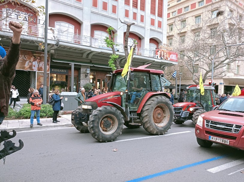Οι Αγρότες με τα τρακτέρ στο Σύνταγμα - φωτο- βίντεο  MPAMPINH IN  6:32 Μ.Μ.  ΑΓΡΟΤΙΚΑ - Φωτογραφία 29