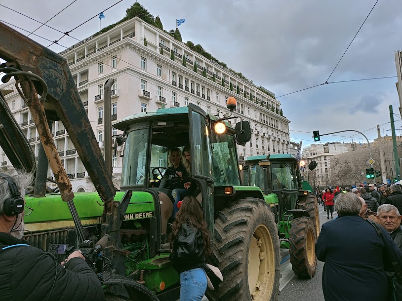Οι Αγρότες με τα τρακτέρ στο Σύνταγμα - φωτο- βίντεο  MPAMPINH IN  6:32 Μ.Μ.  ΑΓΡΟΤΙΚΑ - Φωτογραφία 35