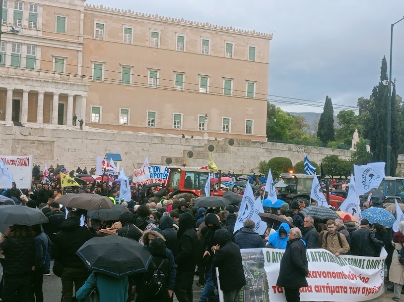 Οι Αγρότες με τα τρακτέρ στο Σύνταγμα - φωτο- βίντεο  MPAMPINH IN  6:32 Μ.Μ.  ΑΓΡΟΤΙΚΑ - Φωτογραφία 36