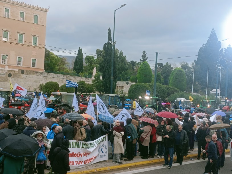 Οι Αγρότες με τα τρακτέρ στο Σύνταγμα - φωτο- βίντεο  MPAMPINH IN  6:32 Μ.Μ.  ΑΓΡΟΤΙΚΑ - Φωτογραφία 38