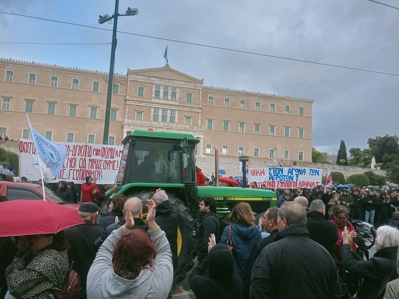 Οι Αγρότες με τα τρακτέρ στο Σύνταγμα - φωτο- βίντεο  MPAMPINH IN  6:32 Μ.Μ.  ΑΓΡΟΤΙΚΑ - Φωτογραφία 39