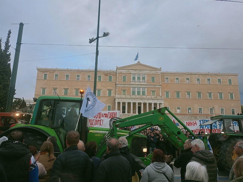 Οι Αγρότες με τα τρακτέρ στο Σύνταγμα - φωτο- βίντεο  MPAMPINH IN  6:32 Μ.Μ.  ΑΓΡΟΤΙΚΑ - Φωτογραφία 4