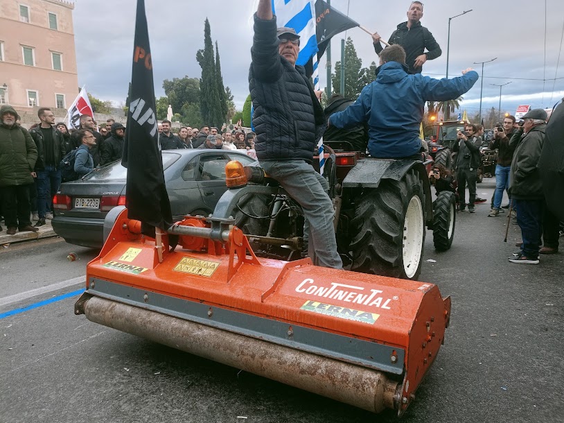 Οι Αγρότες με τα τρακτέρ στο Σύνταγμα - φωτο- βίντεο  MPAMPINH IN  6:32 Μ.Μ.  ΑΓΡΟΤΙΚΑ - Φωτογραφία 40