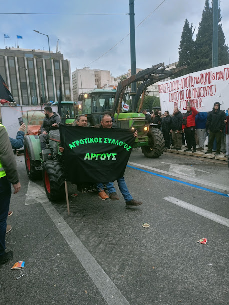 Οι Αγρότες με τα τρακτέρ στο Σύνταγμα - φωτο- βίντεο  MPAMPINH IN  6:32 Μ.Μ.  ΑΓΡΟΤΙΚΑ - Φωτογραφία 41