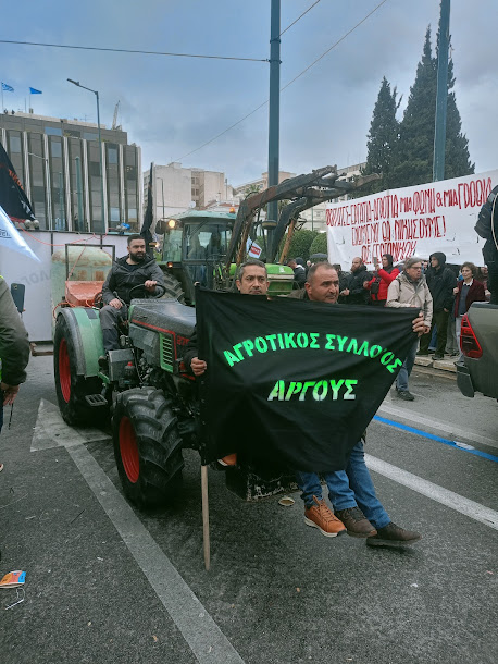 Οι Αγρότες με τα τρακτέρ στο Σύνταγμα - φωτο- βίντεο  MPAMPINH IN  6:32 Μ.Μ.  ΑΓΡΟΤΙΚΑ - Φωτογραφία 42