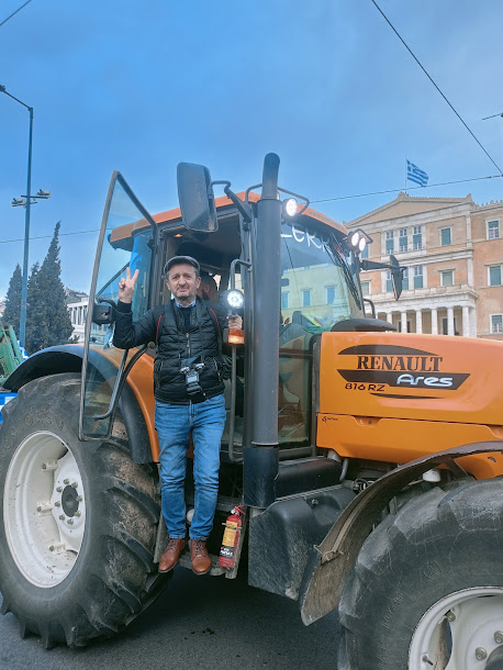 Οι Αγρότες με τα τρακτέρ στο Σύνταγμα - φωτο- βίντεο  MPAMPINH IN  6:32 Μ.Μ.  ΑΓΡΟΤΙΚΑ - Φωτογραφία 43