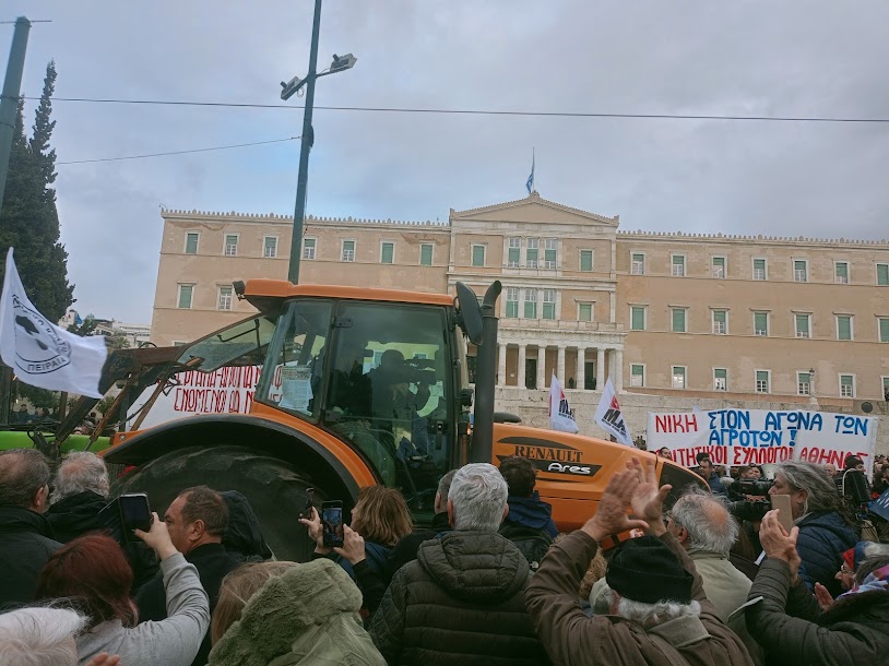 Οι Αγρότες με τα τρακτέρ στο Σύνταγμα - φωτο- βίντεο  MPAMPINH IN  6:32 Μ.Μ.  ΑΓΡΟΤΙΚΑ - Φωτογραφία 5