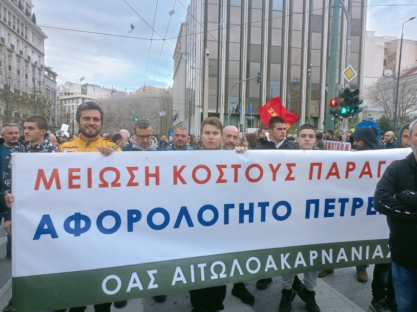 Οι Αγρότες με τα τρακτέρ στο Σύνταγμα - φωτο- βίντεο  MPAMPINH IN  6:32 Μ.Μ.  ΑΓΡΟΤΙΚΑ - Φωτογραφία 53