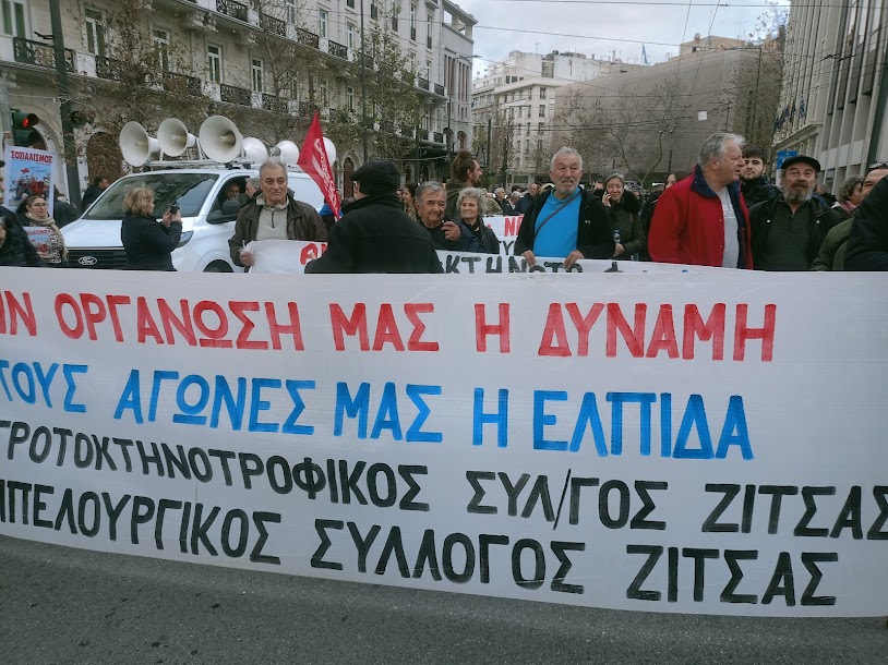 Οι Αγρότες με τα τρακτέρ στο Σύνταγμα - φωτο- βίντεο  MPAMPINH IN  6:32 Μ.Μ.  ΑΓΡΟΤΙΚΑ - Φωτογραφία 57