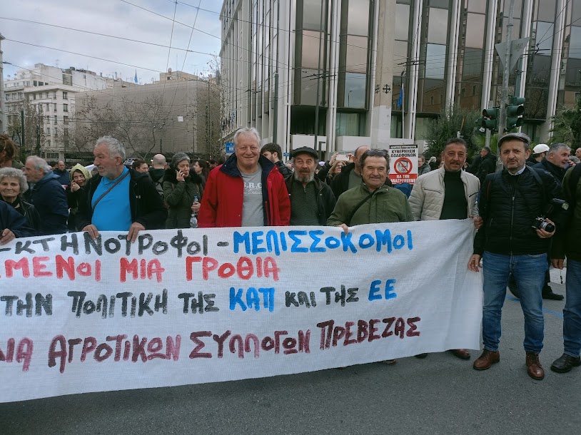 Οι Αγρότες με τα τρακτέρ στο Σύνταγμα - φωτο- βίντεο  MPAMPINH IN  6:32 Μ.Μ.  ΑΓΡΟΤΙΚΑ - Φωτογραφία 59