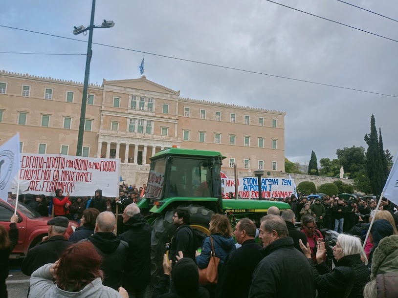 Οι Αγρότες με τα τρακτέρ στο Σύνταγμα - φωτο- βίντεο  MPAMPINH IN  6:32 Μ.Μ.  ΑΓΡΟΤΙΚΑ - Φωτογραφία 6