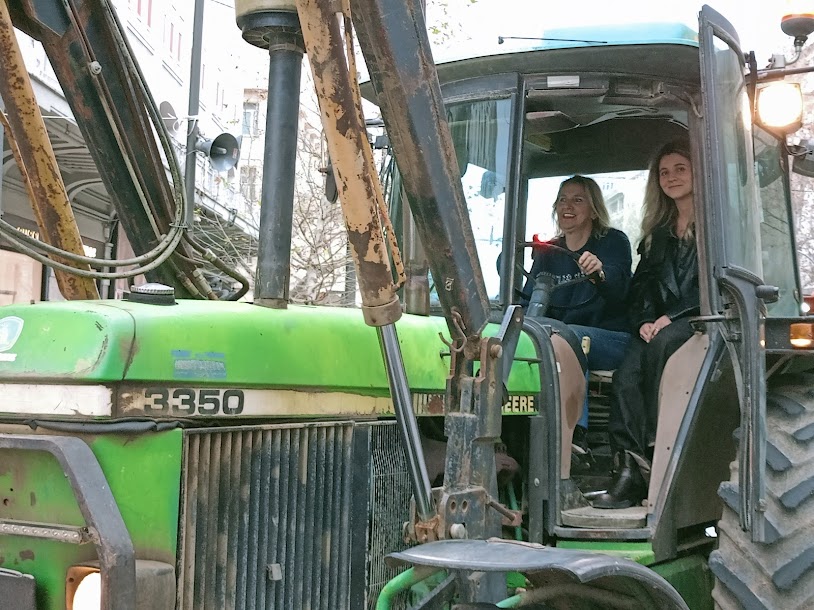 Οι Αγρότες με τα τρακτέρ στο Σύνταγμα - φωτο- βίντεο  MPAMPINH IN  6:32 Μ.Μ.  ΑΓΡΟΤΙΚΑ - Φωτογραφία 8