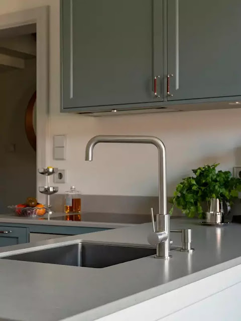 ΜΙΚΡΟΙ ΧΩΡΟΙ: Εξαιρετική αισθητική και πρακτικές λύσεις αποθήκευσης σε 34τμ - Φωτογραφία 10