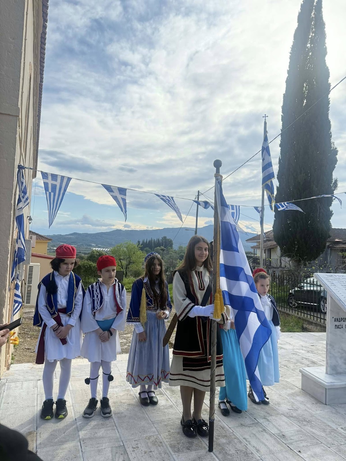 Δημήτρης Μπενέκος  Παρέλαση και κατάθεση στεφάνων από τους μαθητές του Δημοτικού Σχολείου Μπαμπίνης! - Φωτογραφία 3