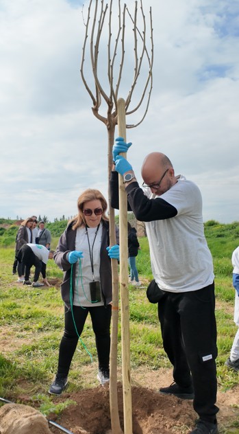 Επιτυχημένη δράση δενδροφύτευσης της φαρμακαποθήκης Liafarm σε συνεργασία με τον Δήμο Θέρμης - Φωτογραφία 2
