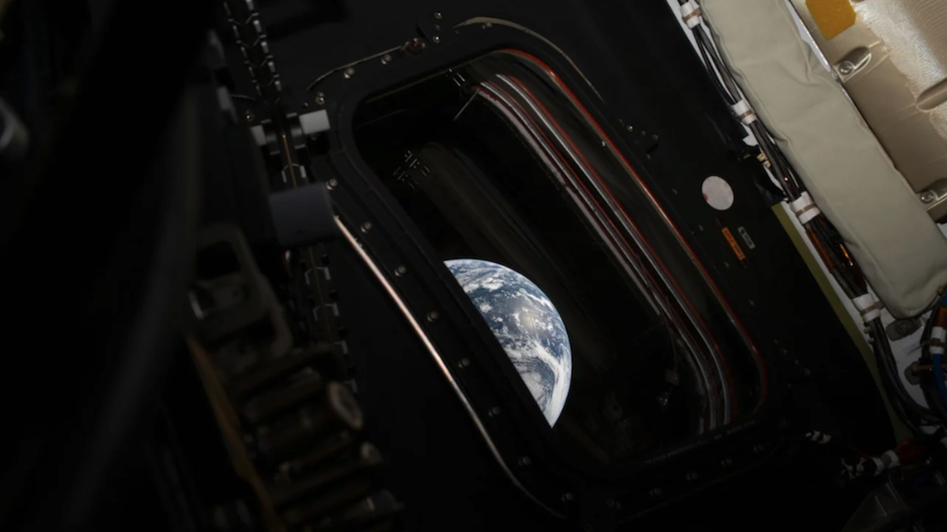 Artemis II: «Τίποτε δεν σε προετοιμάζει για αυτό» – Οι αστροναύτες της NASA φωτογραφίζουν τη Γη από το Διάστημα - Φωτογραφία 2