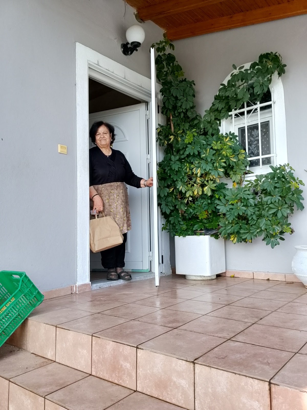 Σύλλογος Μαχαιριωτών  : Μοιράσαμε  ευχες και τα πασχαλινά  τσουρέκια στους κατοίκους του χωριού μας, - Φωτογραφία 10