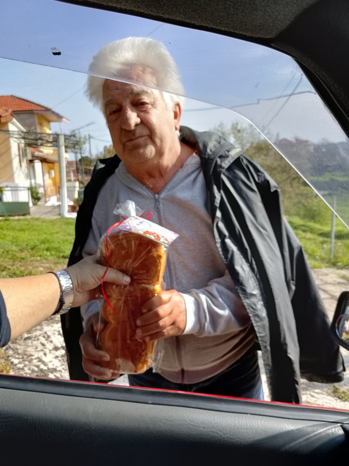 Σύλλογος Μαχαιριωτών  : Μοιράσαμε  ευχες και τα πασχαλινά  τσουρέκια στους κατοίκους του χωριού μας, - Φωτογραφία 11