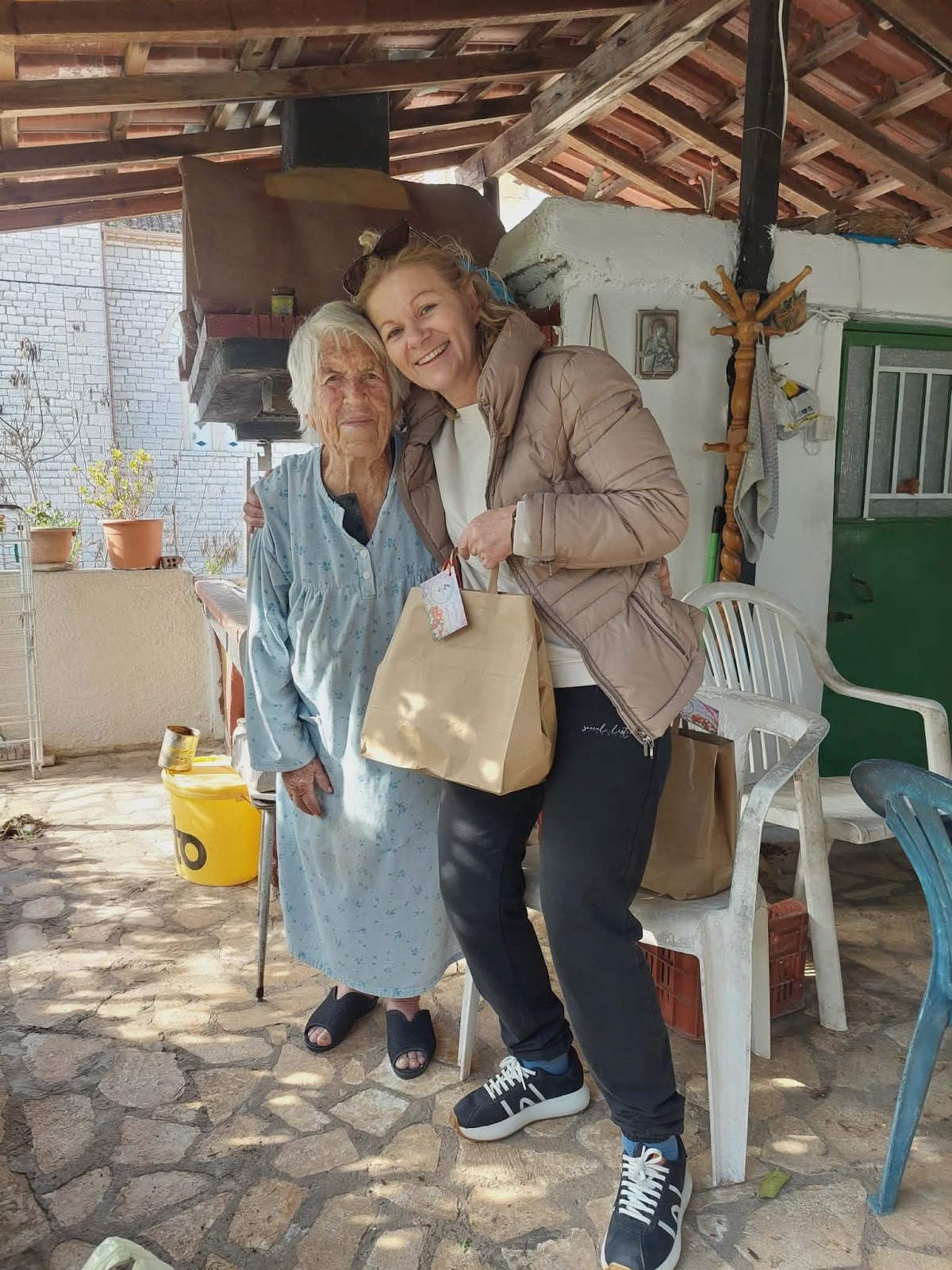 Σύλλογος Μαχαιριωτών  : Μοιράσαμε  ευχες και τα πασχαλινά  τσουρέκια στους κατοίκους του χωριού μας, - Φωτογραφία 12