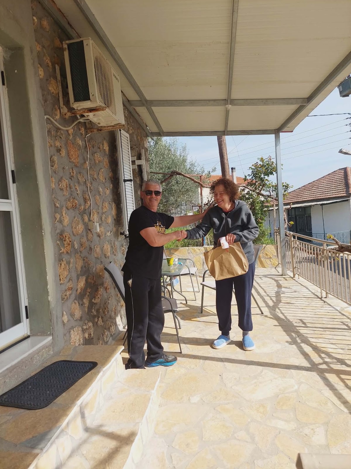 Σύλλογος Μαχαιριωτών  : Μοιράσαμε  ευχες και τα πασχαλινά  τσουρέκια στους κατοίκους του χωριού μας, - Φωτογραφία 2