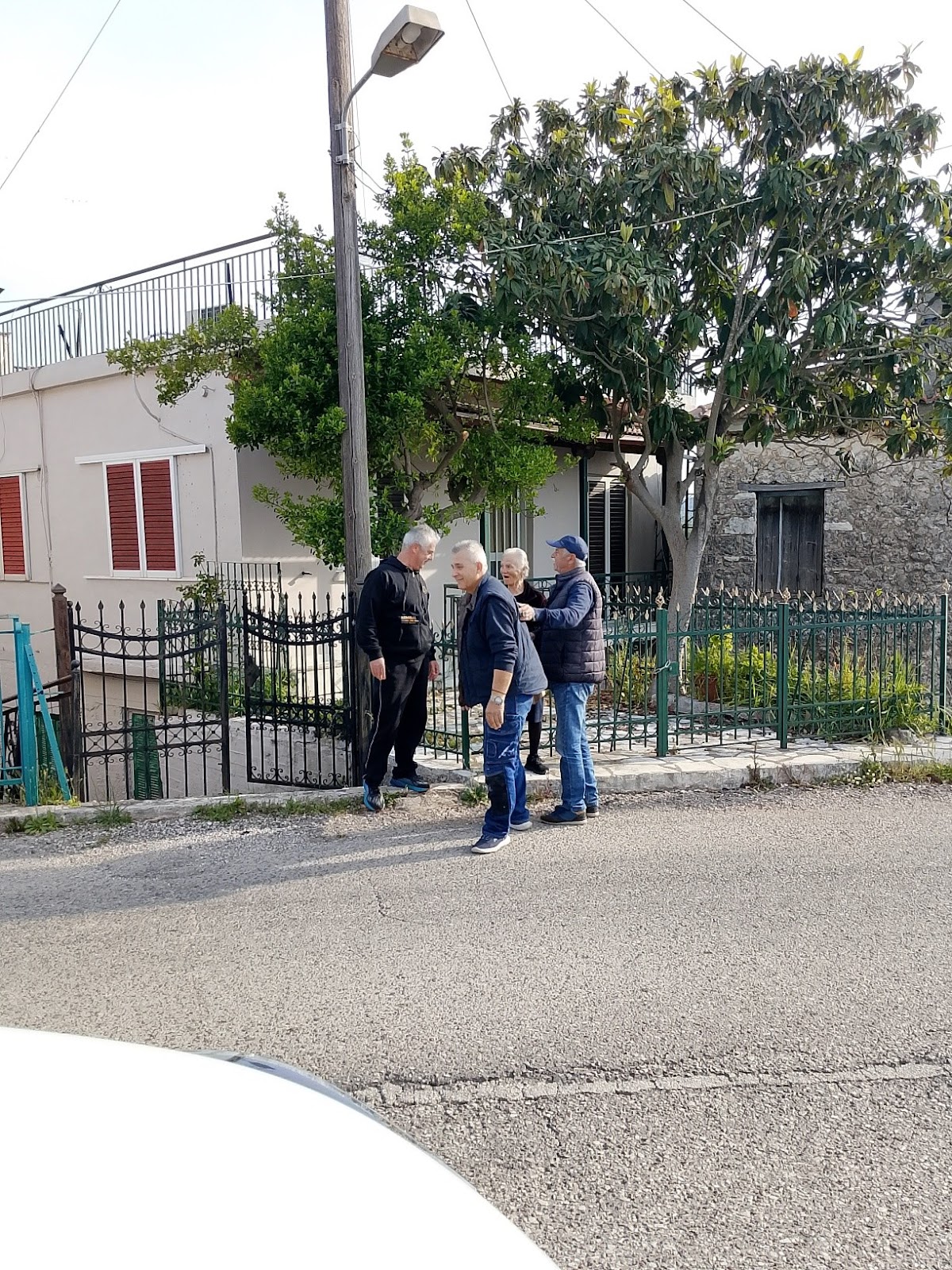 Σύλλογος Μαχαιριωτών  : Μοιράσαμε  ευχες και τα πασχαλινά  τσουρέκια στους κατοίκους του χωριού μας, - Φωτογραφία 3