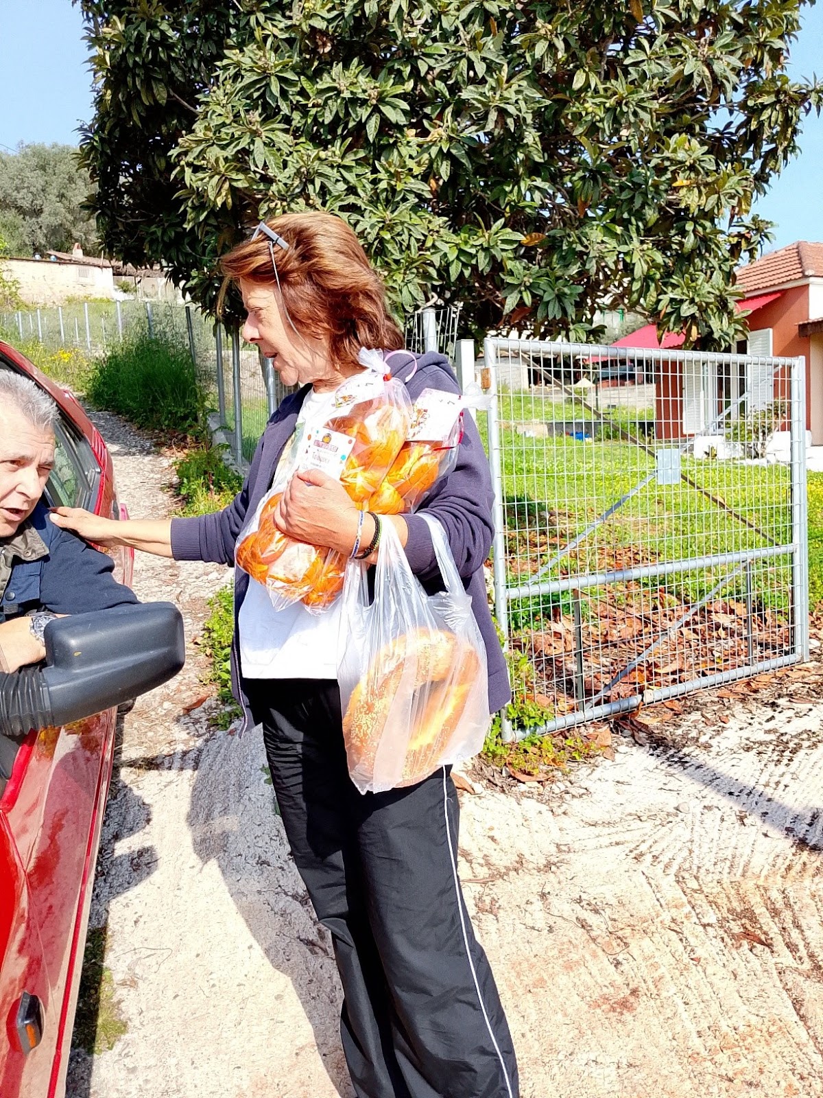 Σύλλογος Μαχαιριωτών  : Μοιράσαμε  ευχες και τα πασχαλινά  τσουρέκια στους κατοίκους του χωριού μας, - Φωτογραφία 4