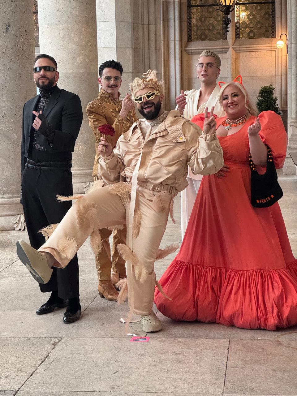 Eurovision 2026: Ο Akylas στο εντυπωσιακό Τιρκουάζ Χαλί της Βιέννης - Φωτογραφία 2