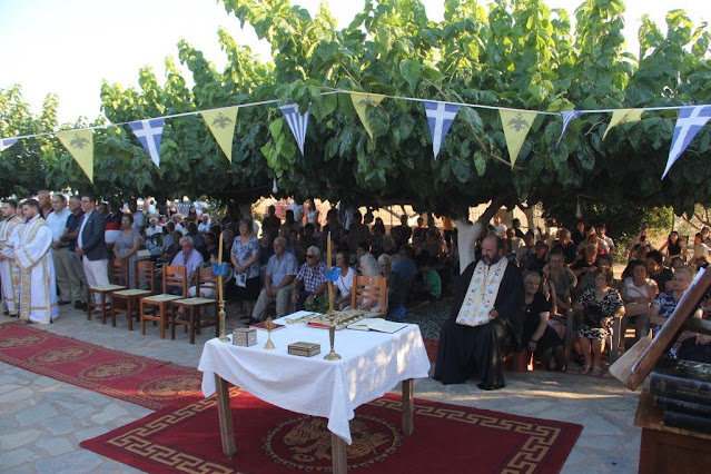 Πλήθος πιστών παρακολούθησε τον Μέγα Πανηγυρικό Εσπερινό  στο Παρεκκλήσι του Αγίου Νικοδήμου του Αγιορείτου στο Κουβαρά Φυτειών - Φωτογραφία 3