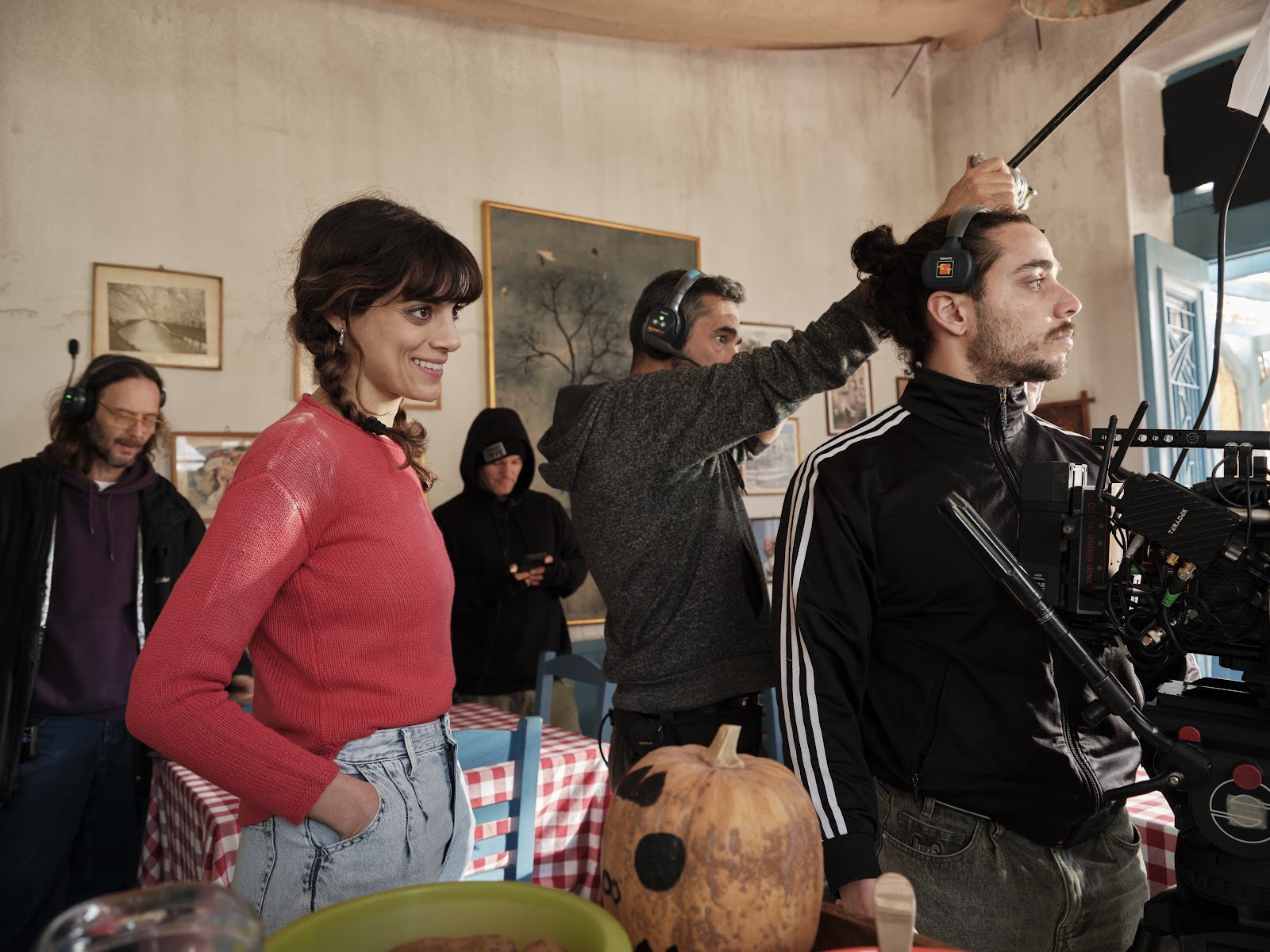 Δείτε εδώ το νέο backstage φωτογραφικό υλικό της σειράς «Κάμπινγκ» - Φωτογραφία 5