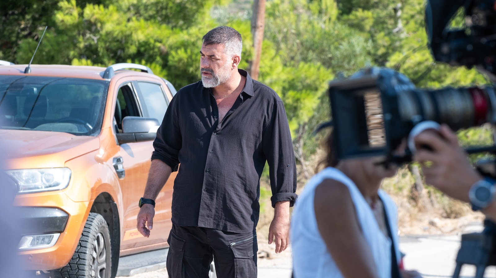 «Δυο μαύρα πουκάμισα»: Δείτε τις νέες backstage φωτογραφίες από τα γυρίσματα - Φωτογραφία 15