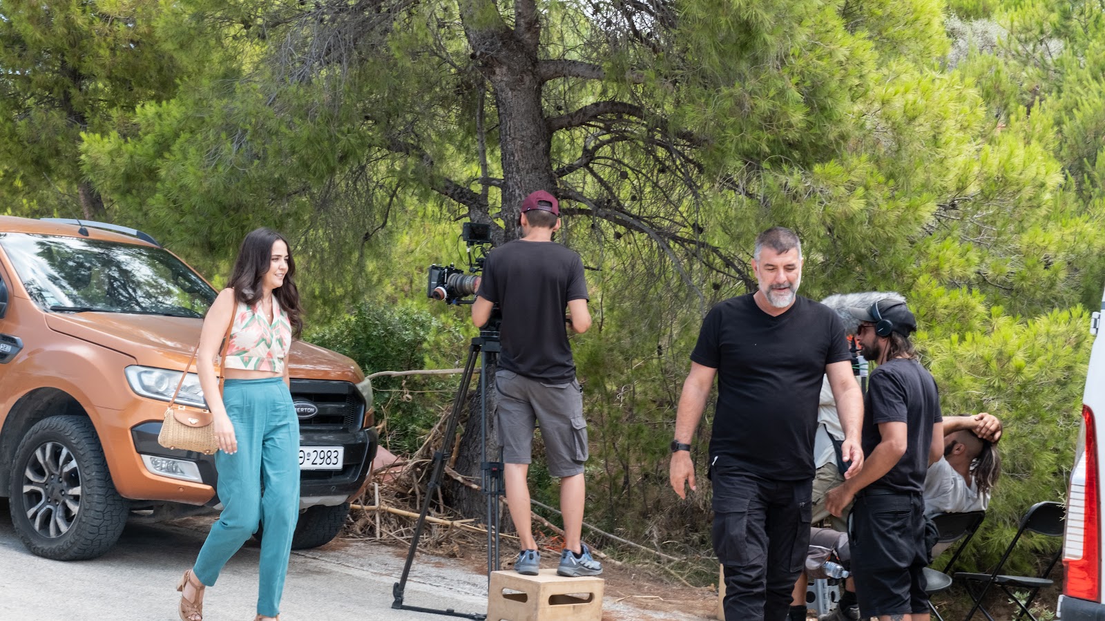 «Δυο μαύρα πουκάμισα»: Δείτε τις νέες backstage φωτογραφίες από τα γυρίσματα - Φωτογραφία 7