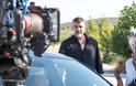 «Δυο μαύρα πουκάμισα»: Δείτε τις νέες backstage φωτογραφίες από τα γυρίσματα - Φωτογραφία 16