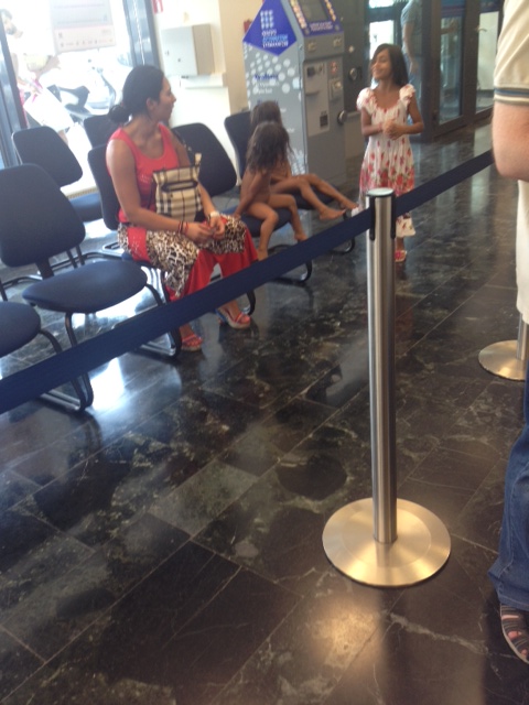 ΑΠΙΣΤΕΥΤΕΣ ΦΩΤΟ: Γυμνά παιδιά μέσα σε τράπεζα στη Θεσσαλονίκη! - Φωτογραφία 2