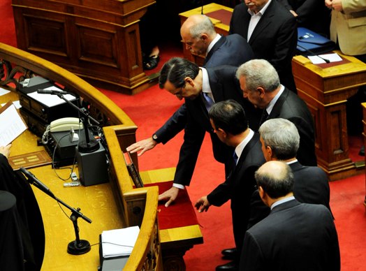 ΦΩΤΟ: Ποιος πολιτικός ορκίστηκε με το αριστερό; [ΔΕΝ κάνουμε πλάκα!] - Φωτογραφία 3