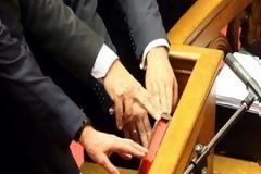 ΦΩΤΟ: Ποιος πολιτικός ορκίστηκε με το αριστερό; [ΔΕΝ κάνουμε πλάκα!]