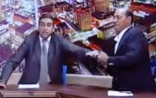 VIDEO: Βουλευτής έβγαλε όπλο κατά την διάρκεια τηλεοπτικής συζήτησης - Φωτογραφία 1