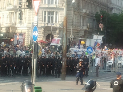 Ισχυρή αστυνομική δύναμη στο Gay Pride Parade στη Βουδαπέστη - Φωτογραφία 2