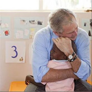 Η φωτογραφία του Μπους με το παιδί που κάνει το γύρο του κόσμου - Φωτογραφία 1