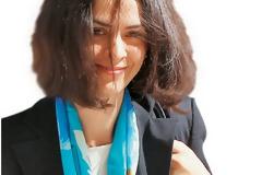 Αυτή είναι η Ρουμάνα του ΔΝΤ που βασανίζει τους Κύπριους...Την αποκαλούν Δρακουλέσκου...