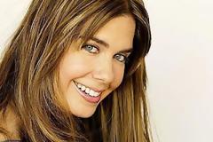 Η Κατερίνα Μουτσάτσου αναστατώνει την παραλία..! (φώτος)