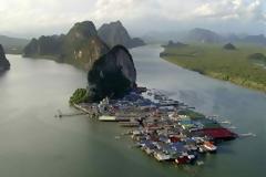 Ποδόσφαιρο πάνω σε νερό και πασσάλους!