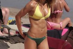 Ελληνίδα τραγουδίστρια με κοιλιακούς που σκοτώνουν...