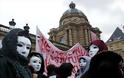 Γαλλία: Οι πόρνες διαμαρτύρονται για σχέδιο κατά του «πεζοδρομίου»