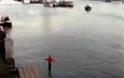 O μάγος του Τάμεση - 29χρονος περπατάει στο νερό! [Video]