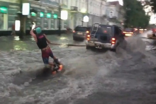 Οι Ρώσοι το διασκεδάζουν με τις πλημμύρες [video] - Φωτογραφία 1