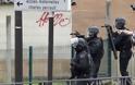 Κατάσταση πολιορκίας σε σχολείο στο Παρίσι: Ελεύθερος ο όμηρος, αρνείται να παραδοθεί ο δράστης - Φωτογραφία 2