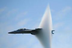 Μοναδικές εικόνες από πολεμικά αεροσκάφη τη στιγμή που σπάνε το φράγμα του ήχου...