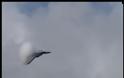 Μοναδικές εικόνες από πολεμικά αεροσκάφη τη στιγμή που σπάνε το φράγμα του ήχου... - Φωτογραφία 8