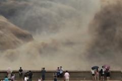 Εντυπωσιακές εικόνες από τον καθαρισμό στο φράγμα του Κίτρινου Ποταμού