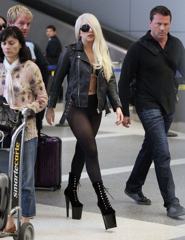 Ας τη μαζέψει κάποιος! Διάσημη τραγουδίστρια πήγε ΕΤΣΙ στο αεροδρόμιο! [ΔΕΙΤΕ] - Φωτογραφία 3
